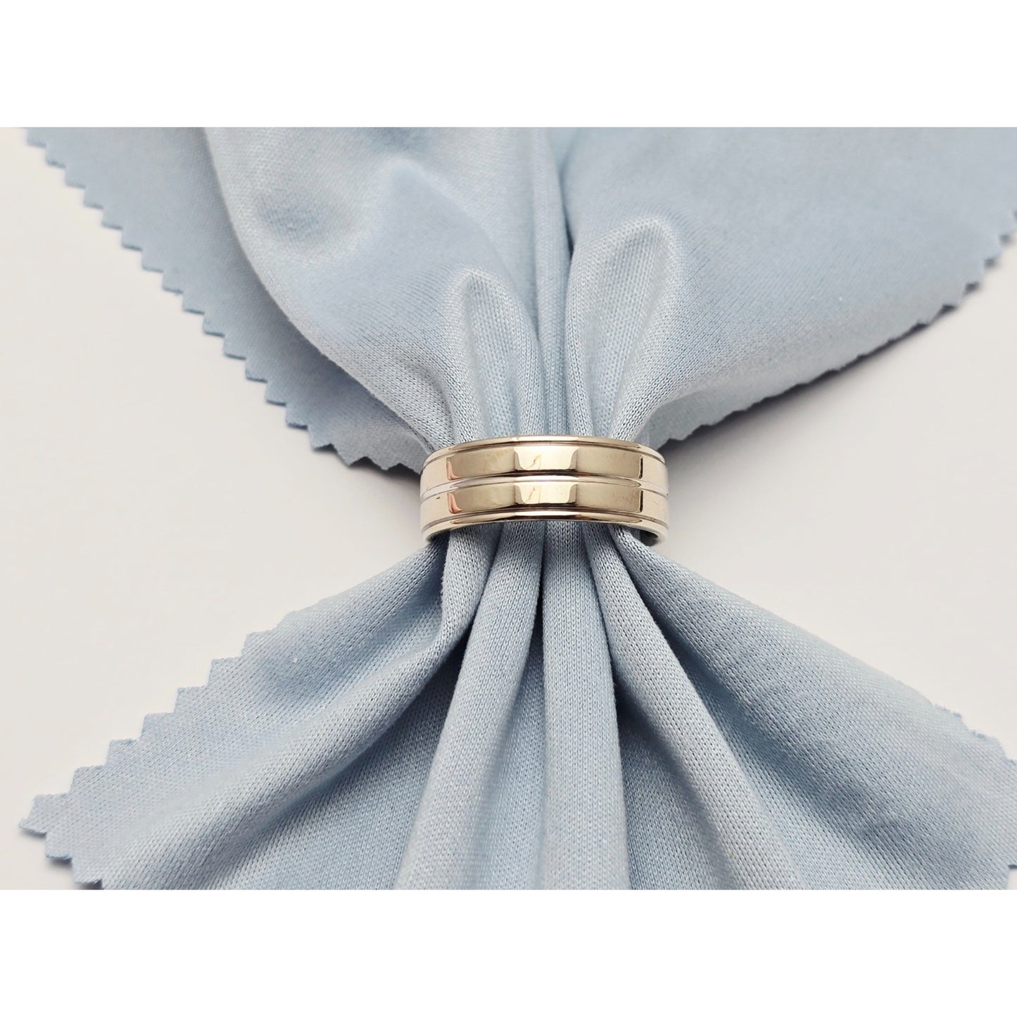 18K White Gold Polished Lined Wedding Band Ring