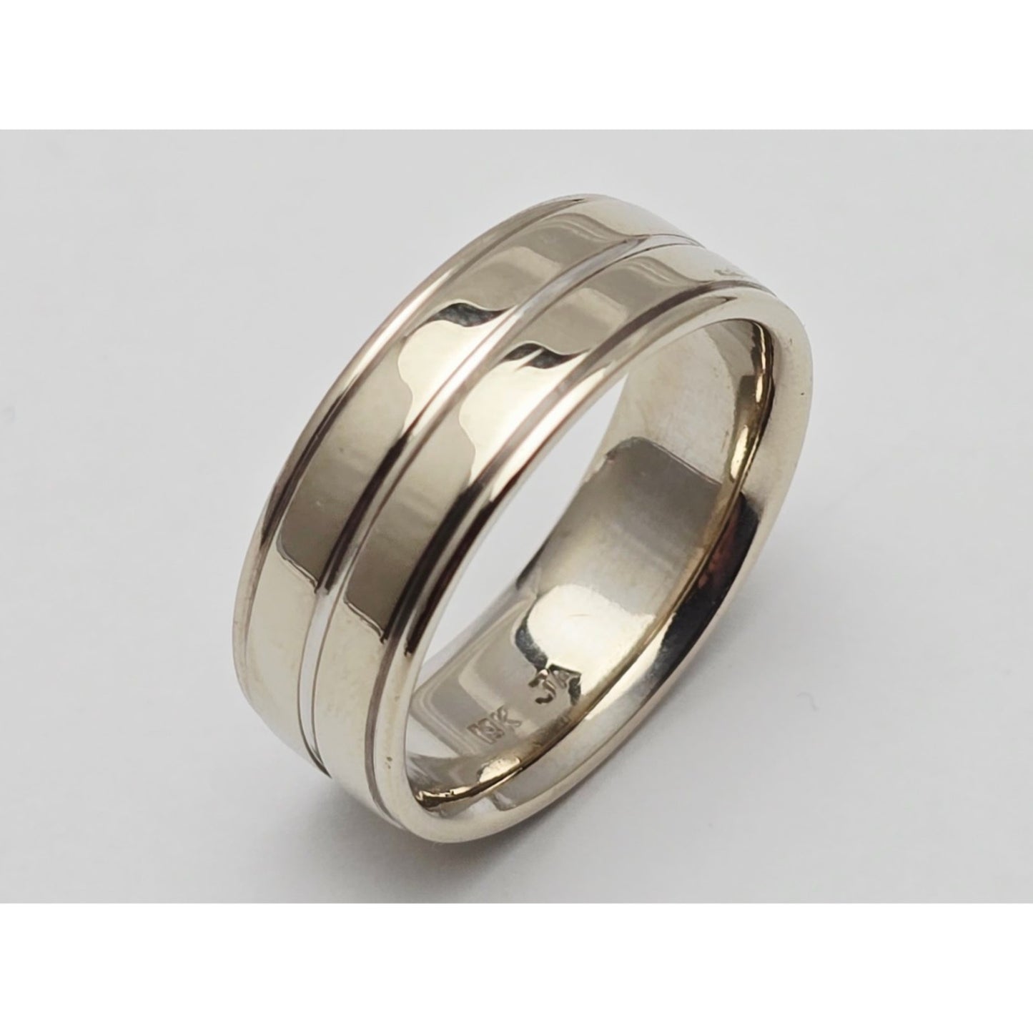 18K White Gold Polished Lined Wedding Band Ring