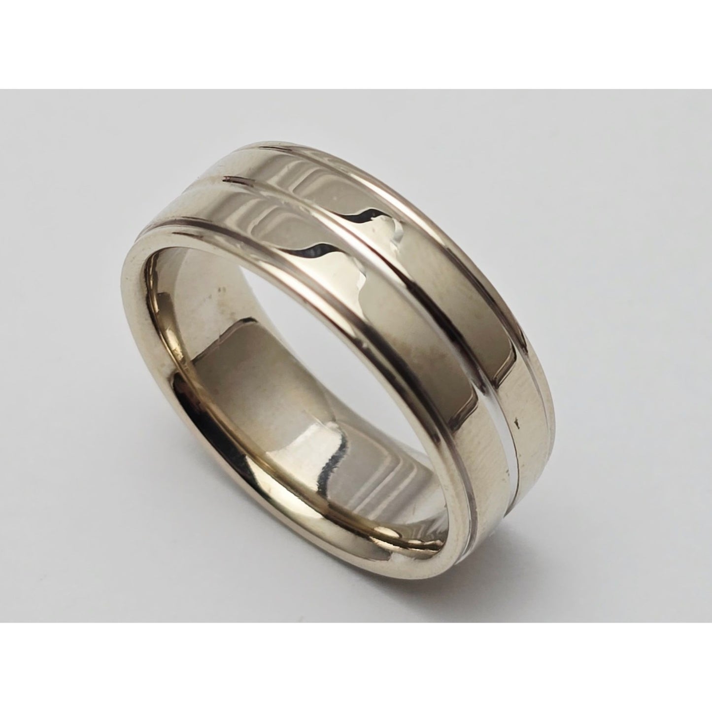 18K White Gold Polished Lined Wedding Band Ring