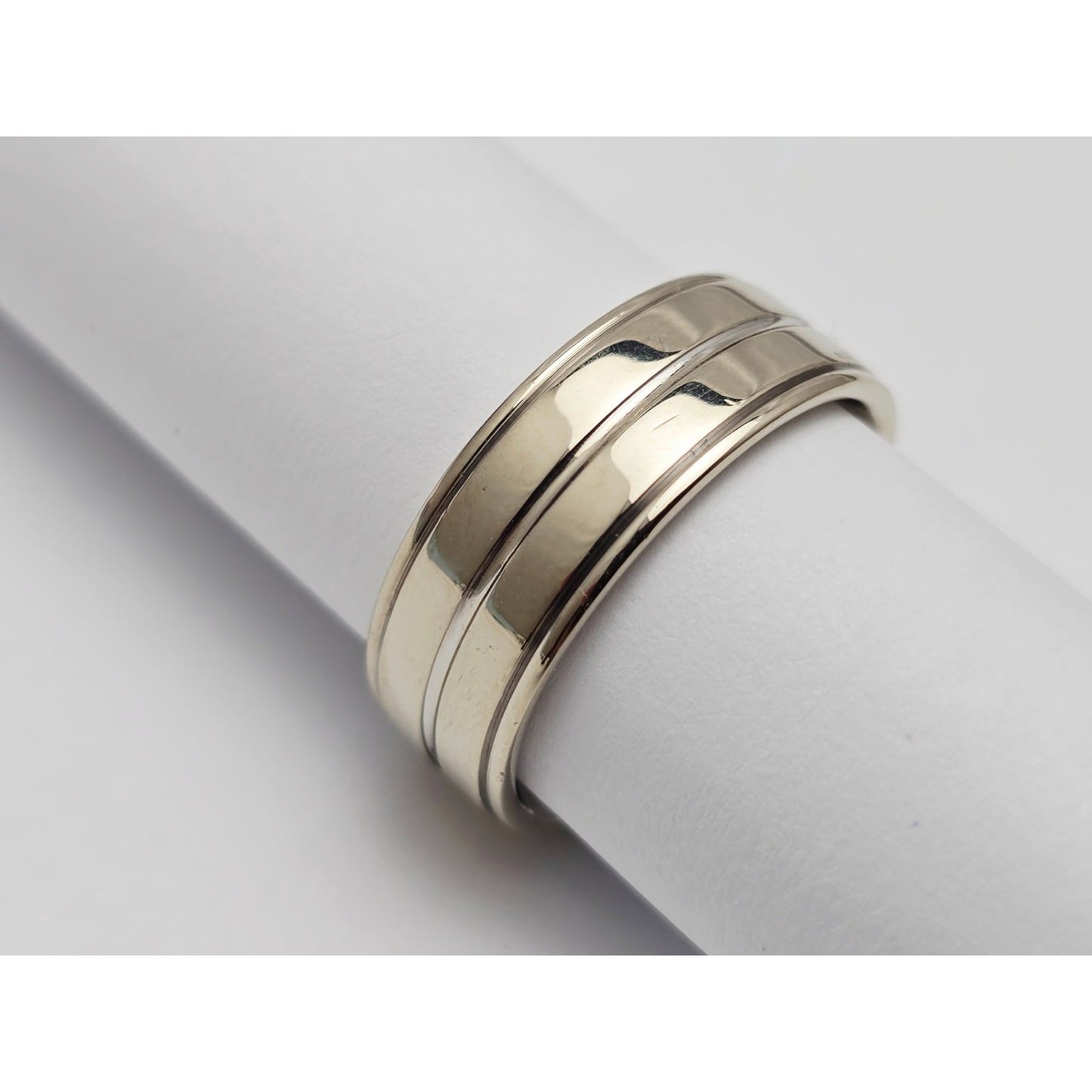 18K White Gold Polished Lined Wedding Band Ring