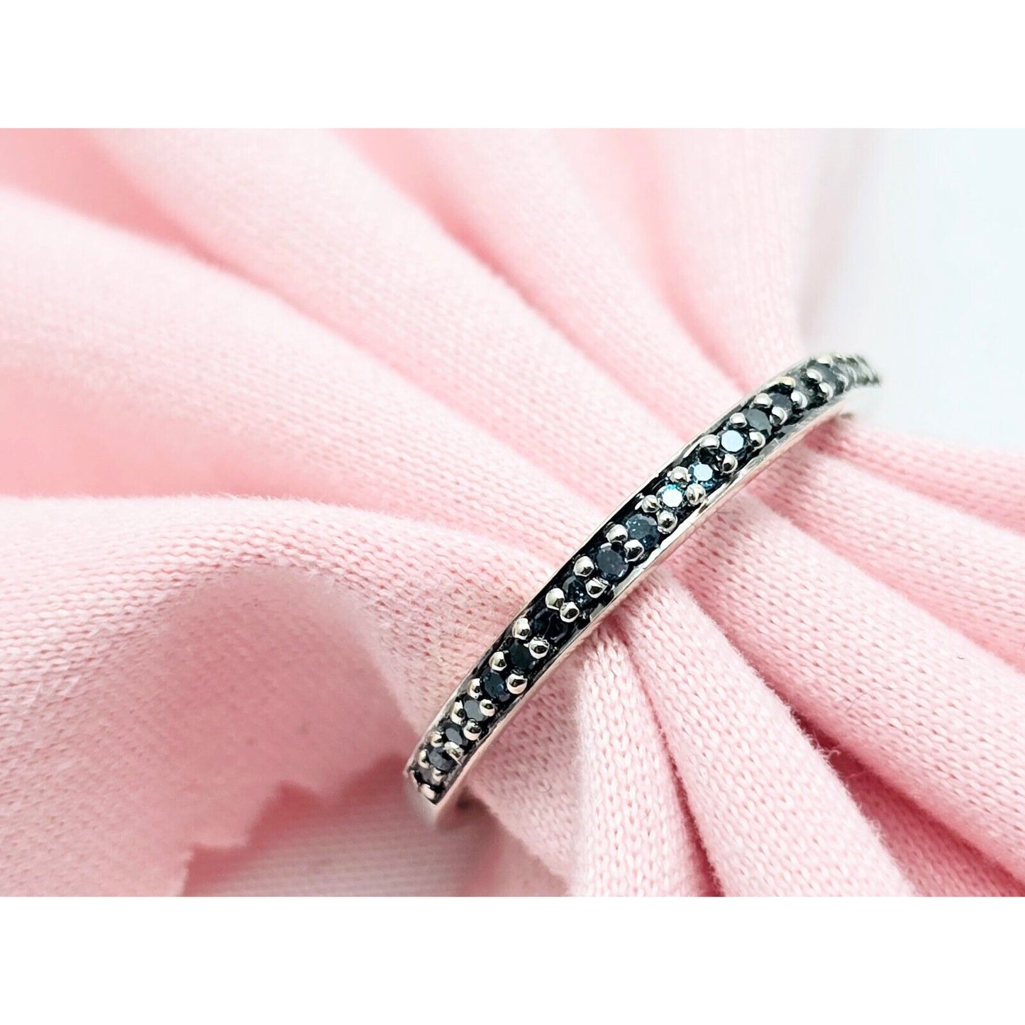 10K White Gold Single Row Green Diamond Wedding Band Ring