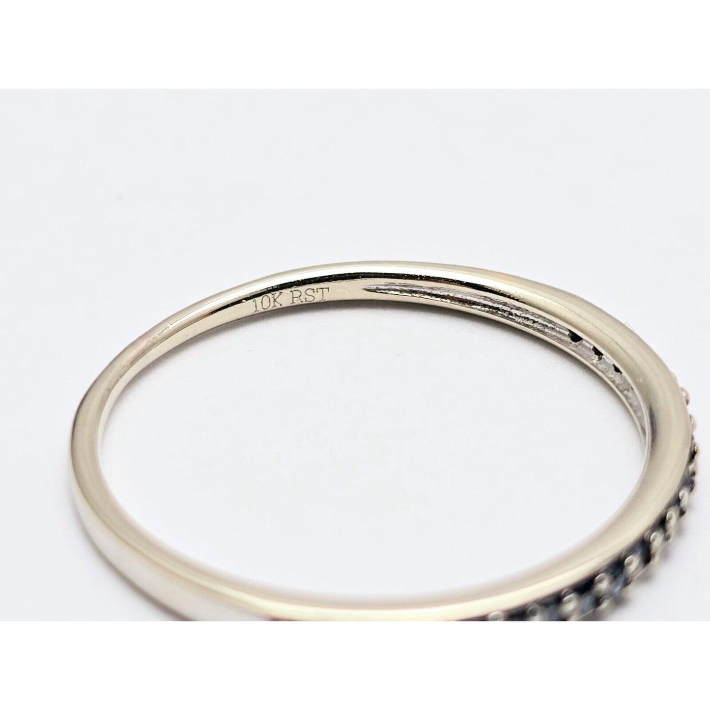 10K White Gold Single Row Green Diamond Wedding Band Ring