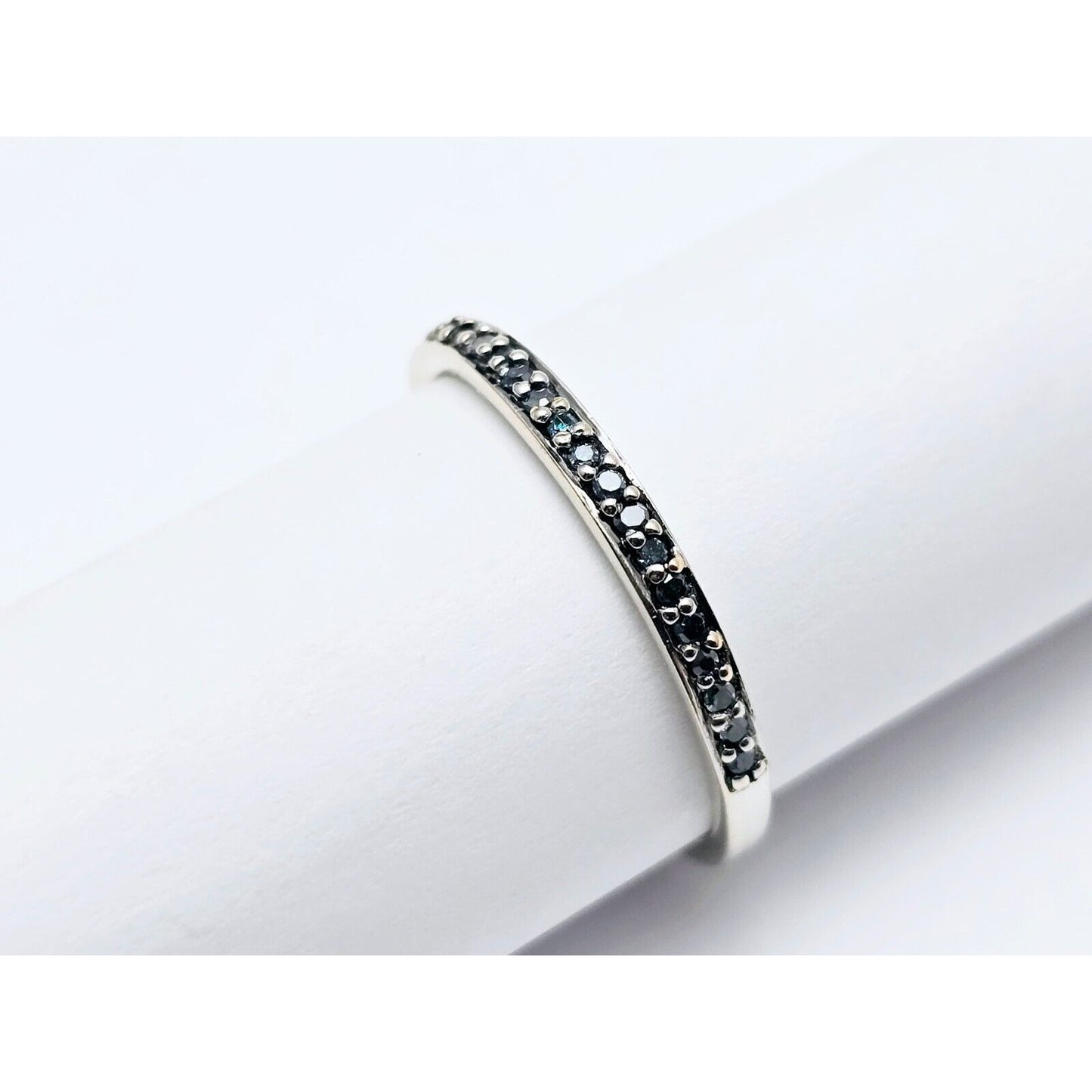 10K White Gold Single Row Green Diamond Wedding Band Ring