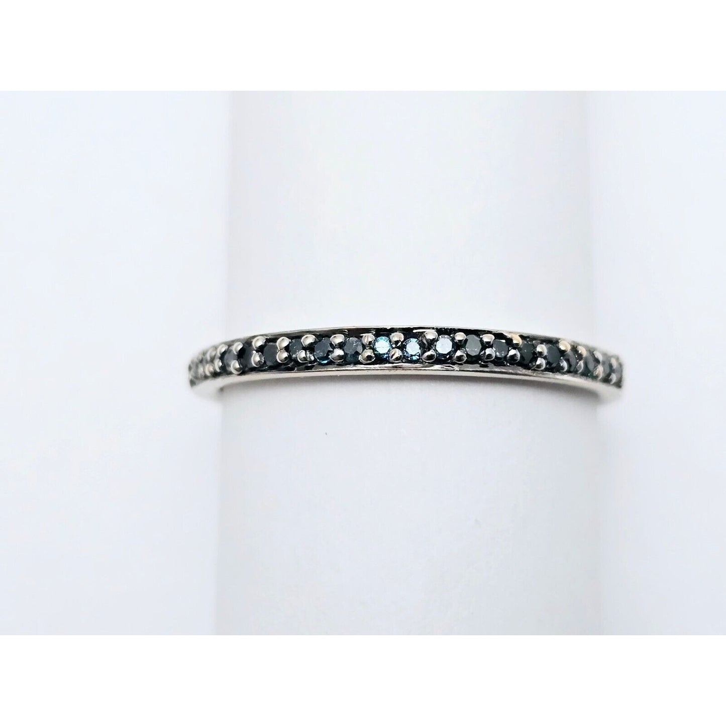 10K White Gold Single Row Green Diamond Wedding Band Ring