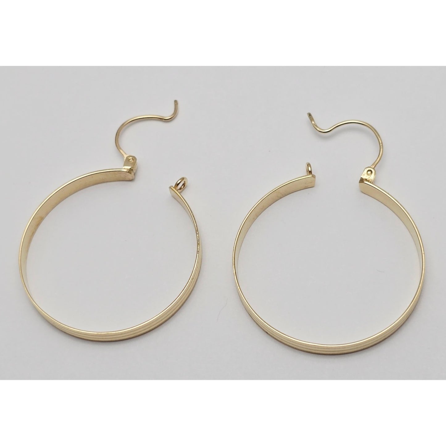 Medium 14K Yellow Gold Diamond Cut Round Hoop Earrings