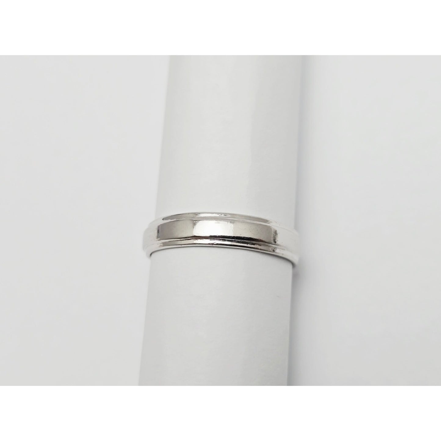 14K White Gold Single Row Round Cut Diamond Wedding Ring Band