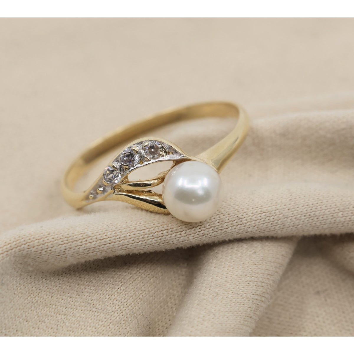 14K Yellow Gold Diamond & Pearl Ring