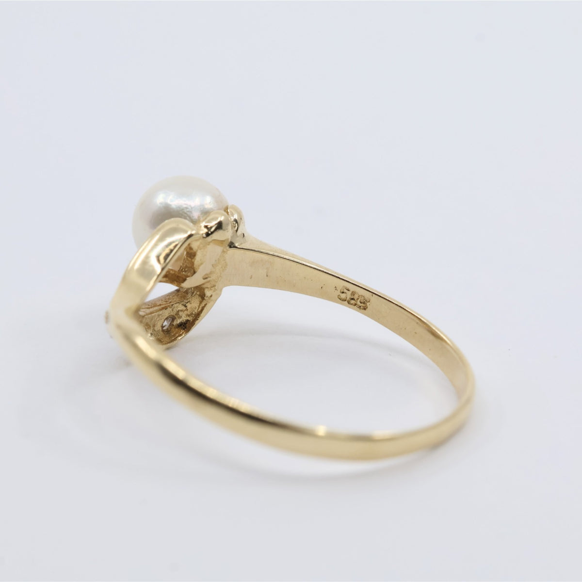 14K Yellow Gold Diamond & Pearl Ring