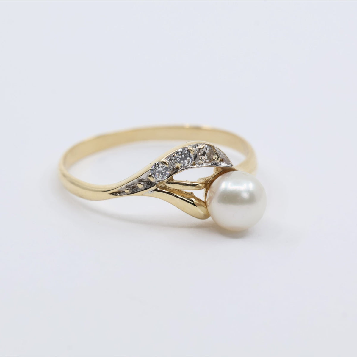 14K Yellow Gold Diamond & Pearl Ring