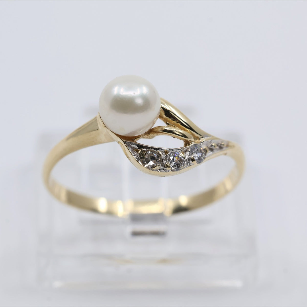 14K Yellow Gold Diamond & Pearl Ring