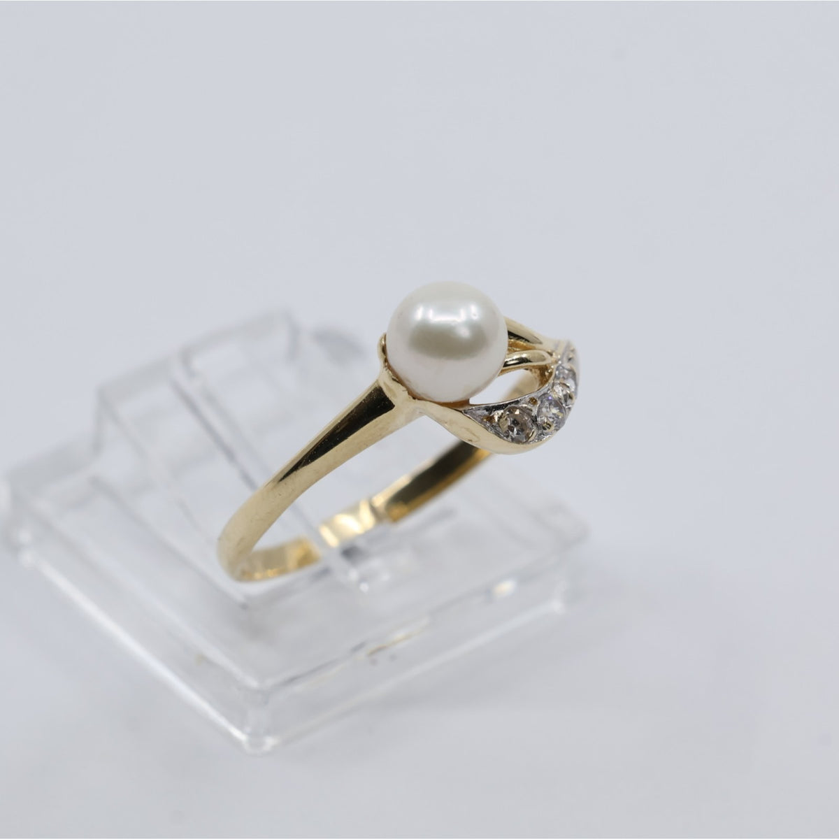 14K Yellow Gold Diamond & Pearl Ring