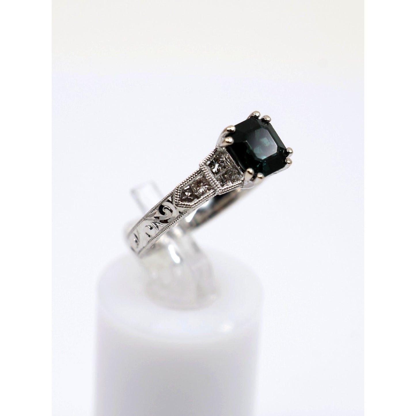18K White Gold Emerald Cut Green Sapphire 0.40ct Princess Diamond Ring