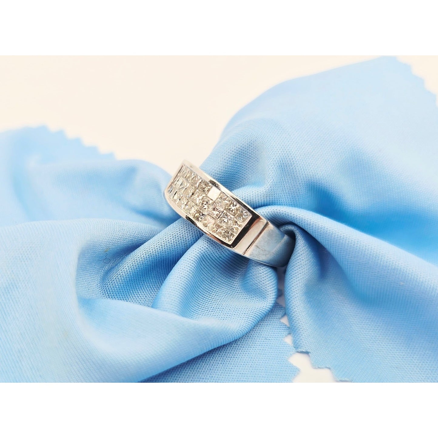 14K White Gold Princess Cut Invisible Setting Diamond Ring