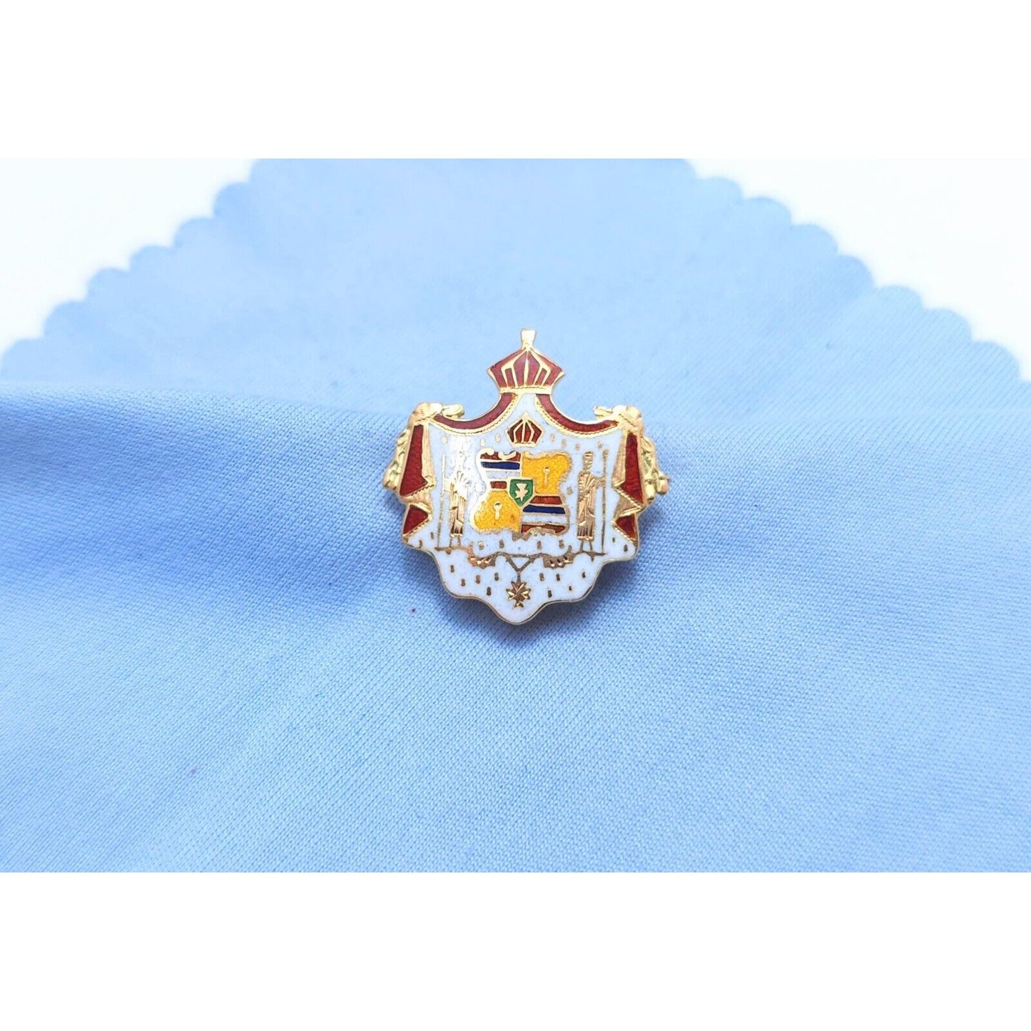 Vintage 14K Yellow Gold Hawaiian Coat of Arms Enamel Brooch Pin