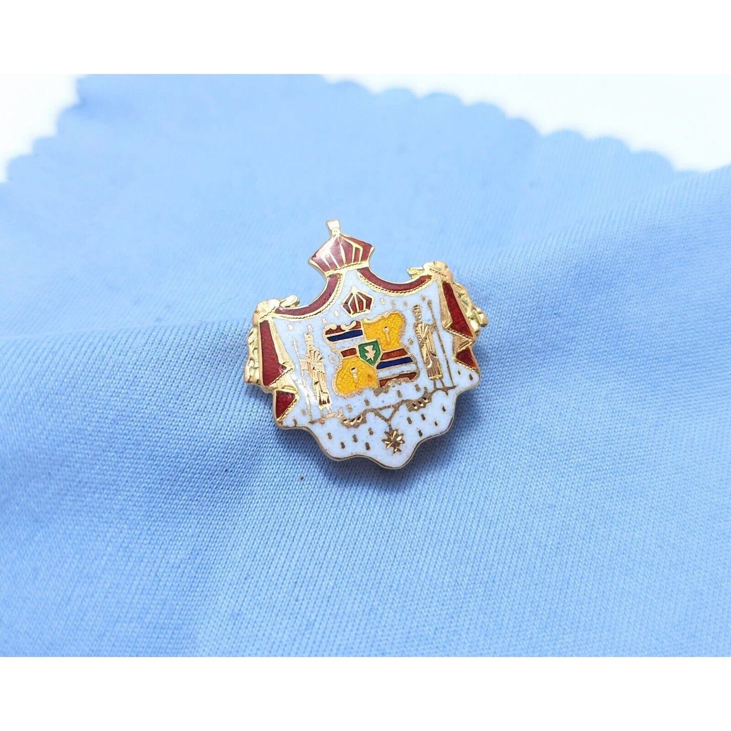 Vintage 14K Yellow Gold Hawaiian Coat of Arms Enamel Brooch Pin