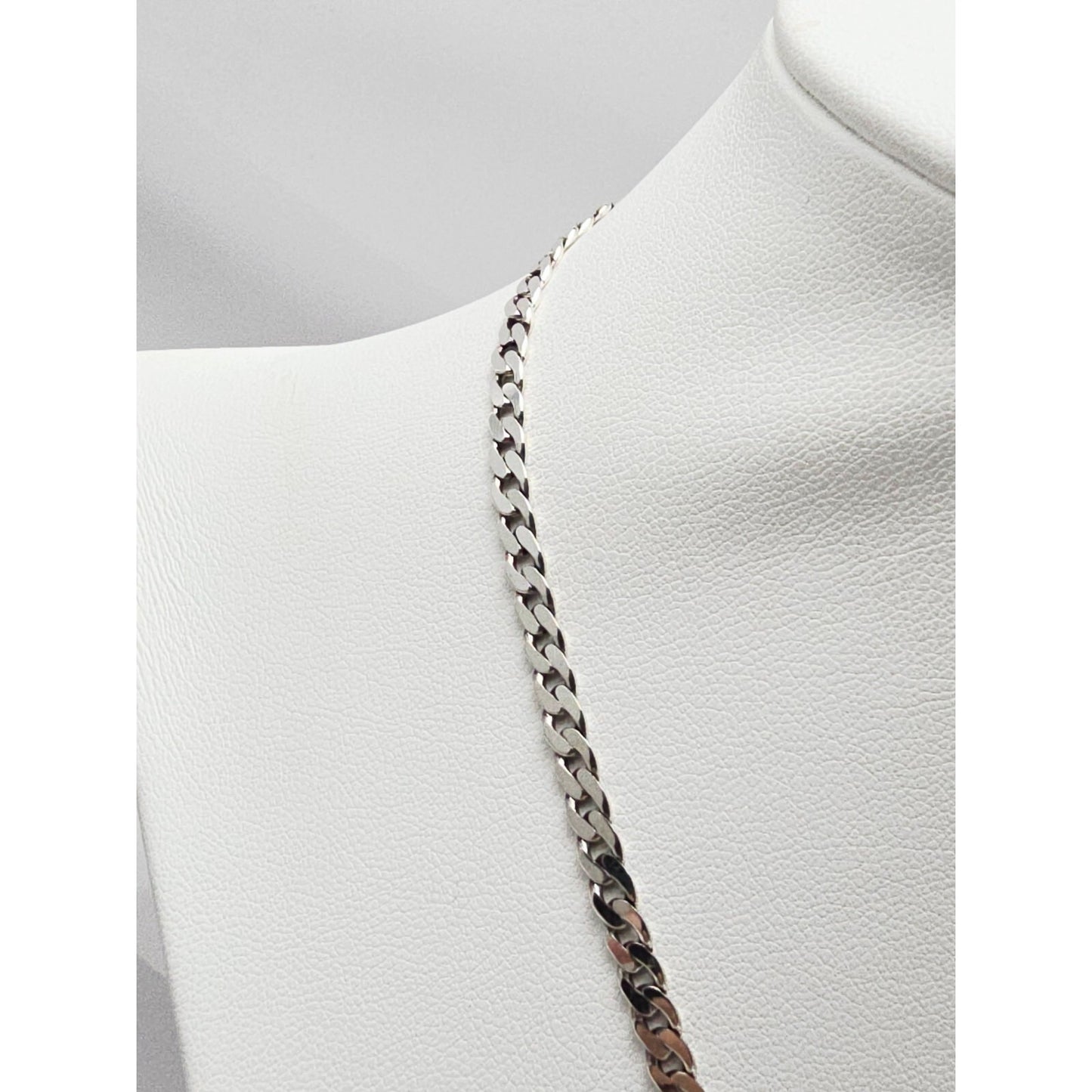 Gucci G Cut Out Round Circle Sterling Silver Charm Pendant Curb Chain Necklace