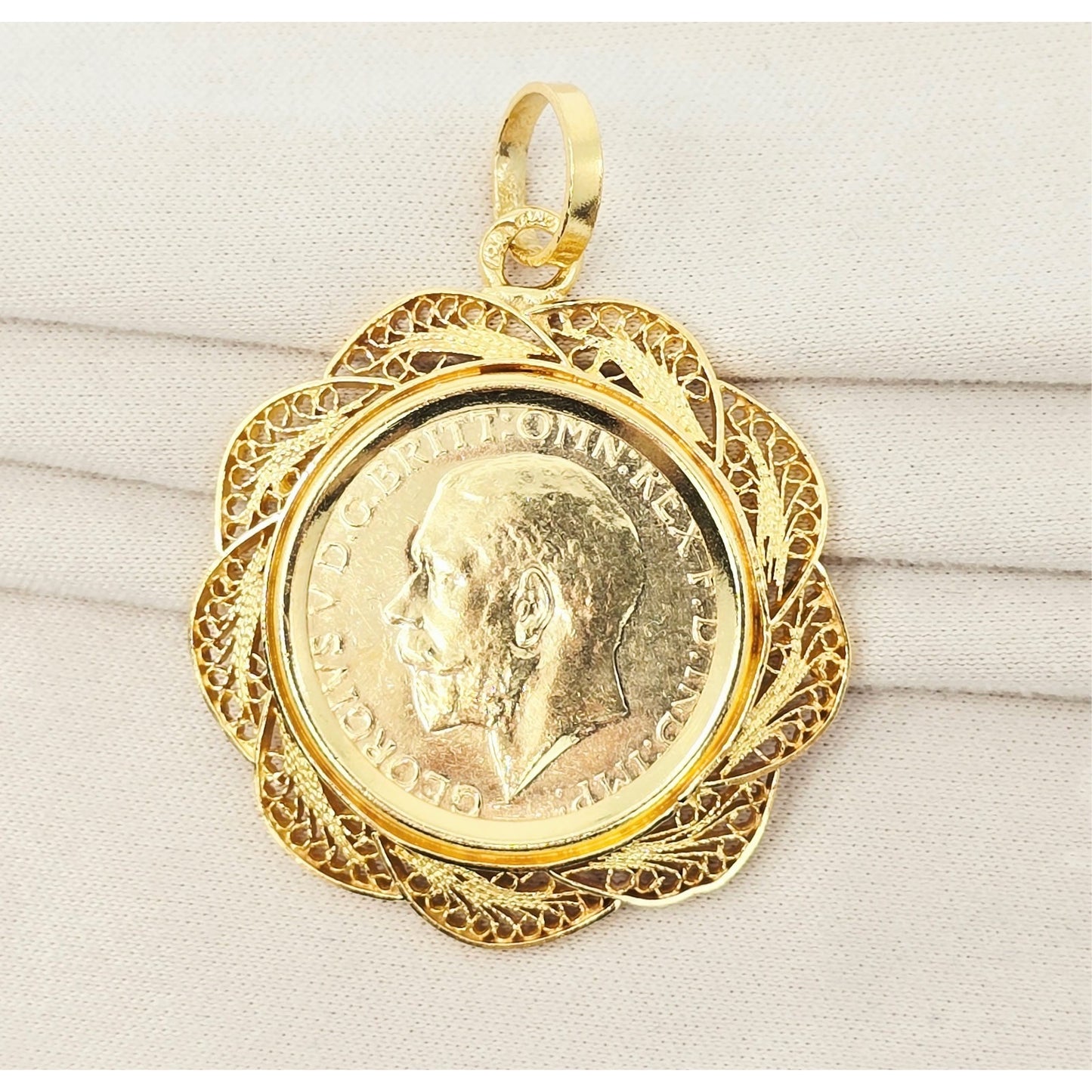 1925 Sydney Mint United Kingdom Gold Sovereign Coin King George V Charm Pendant