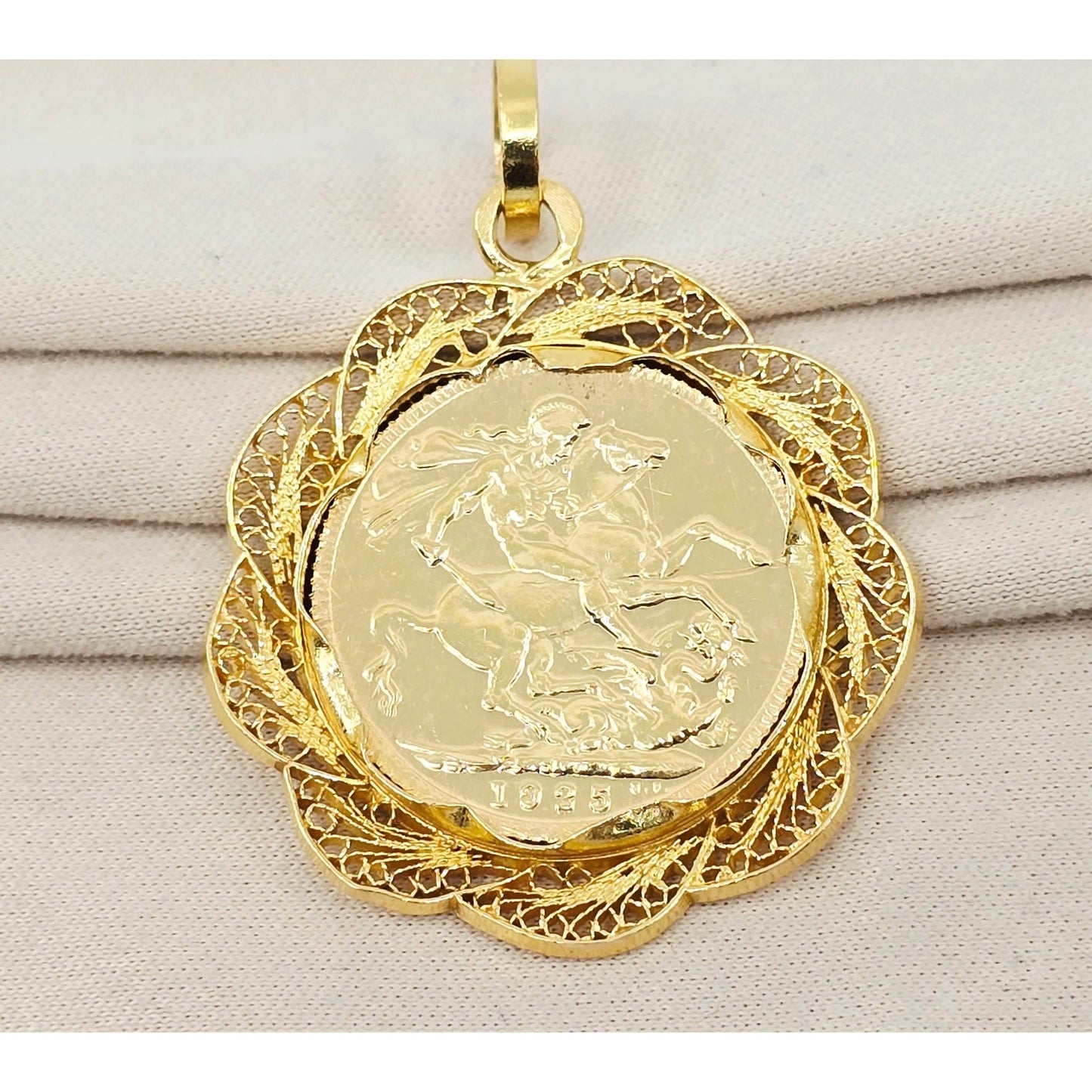 1925 Sydney Mint United Kingdom Gold Sovereign Coin King George V Charm Pendant