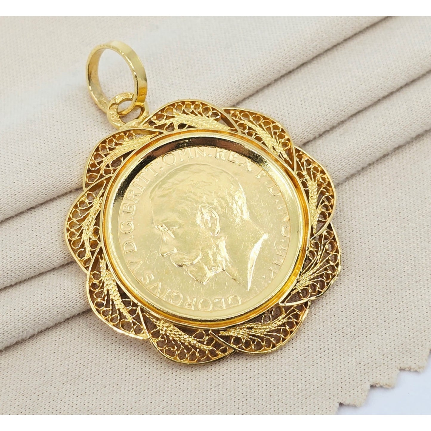 1925 Sydney Mint United Kingdom Gold Sovereign Coin King George V Charm Pendant