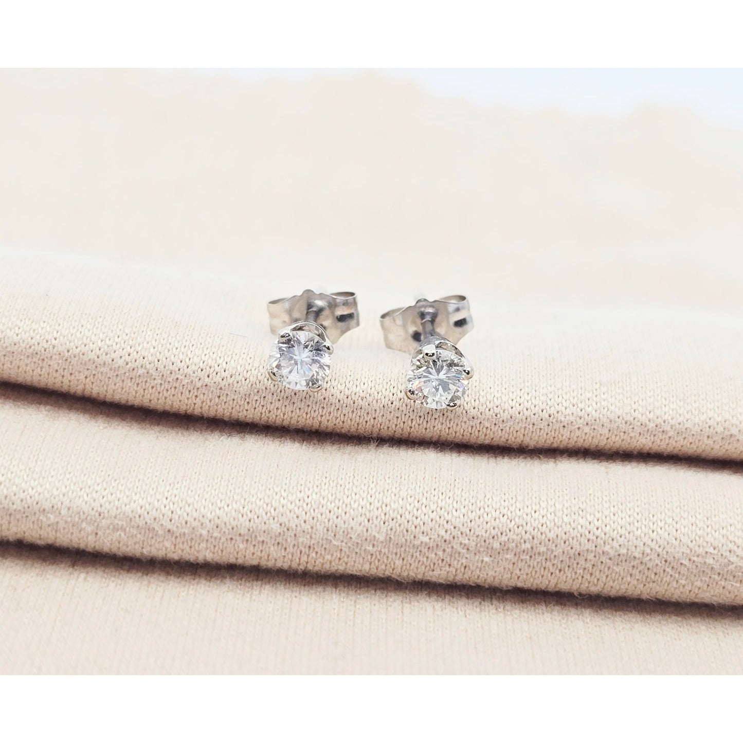 14K White Gold Round Cut Diamond Stud Earrings