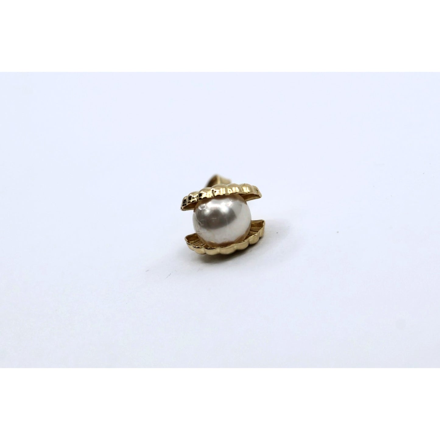 14K Yellow Gold Pearl Drop Dangle Sea Shell Clam Charm Pendant