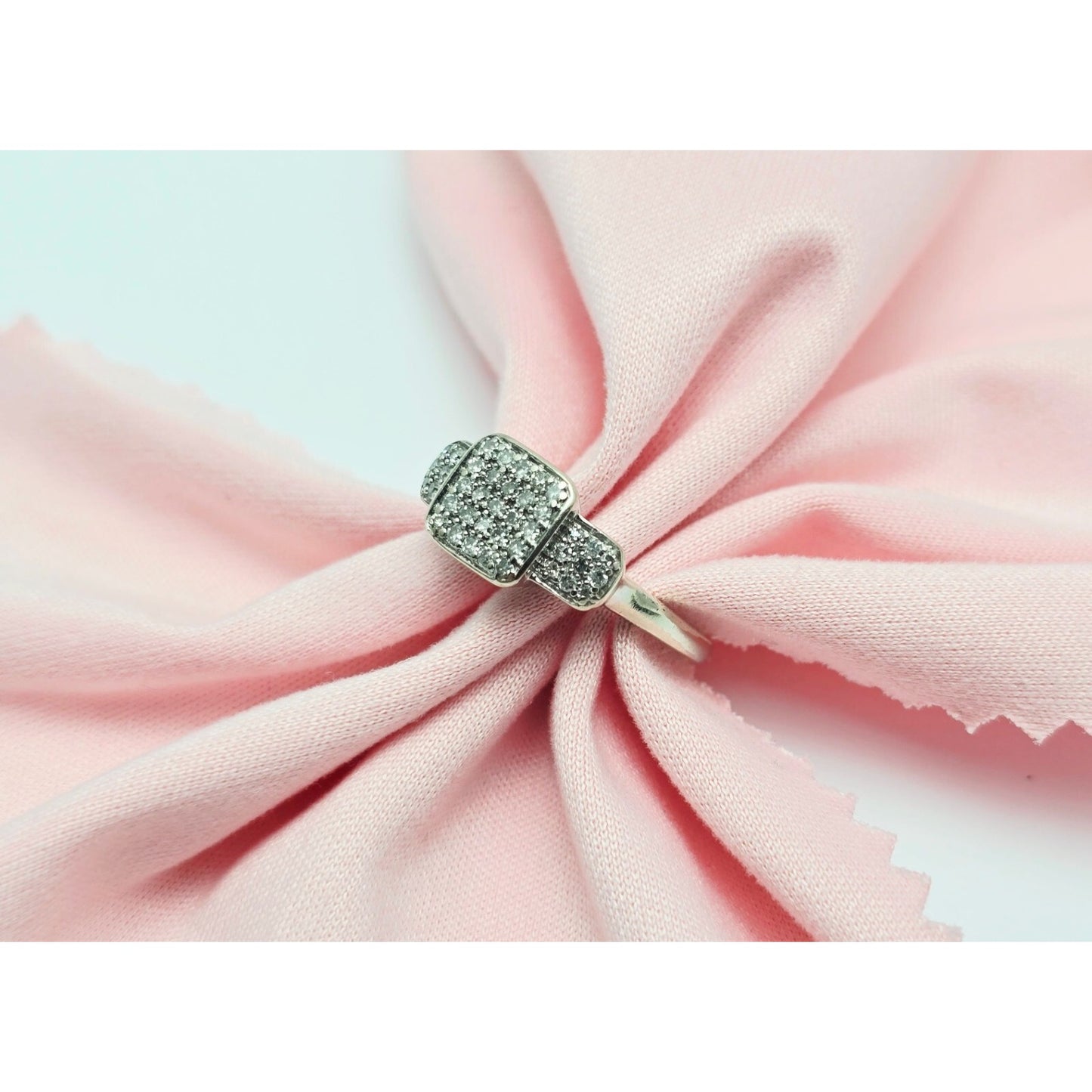 14K White Gold Round Cut Diamond Ring