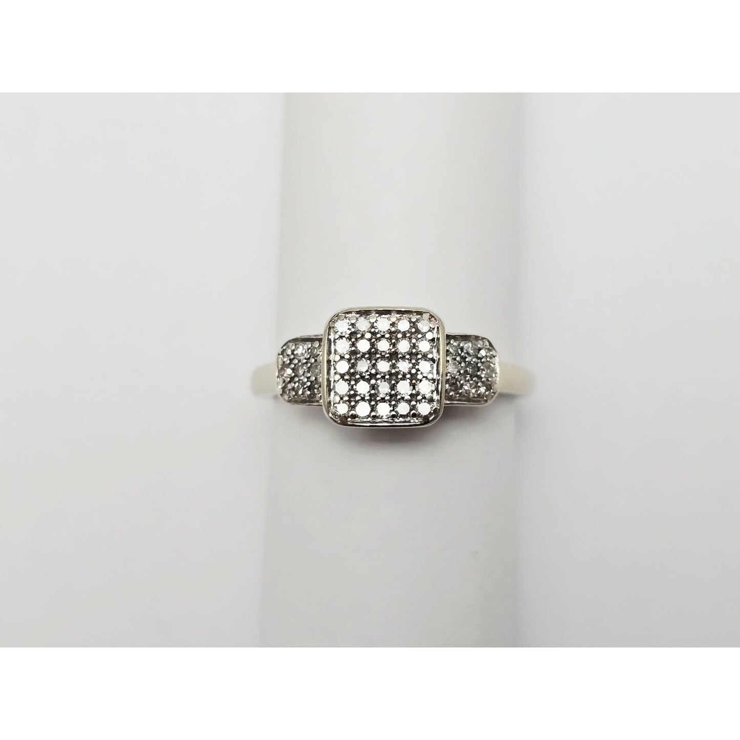 14K White Gold Round Cut Diamond Ring