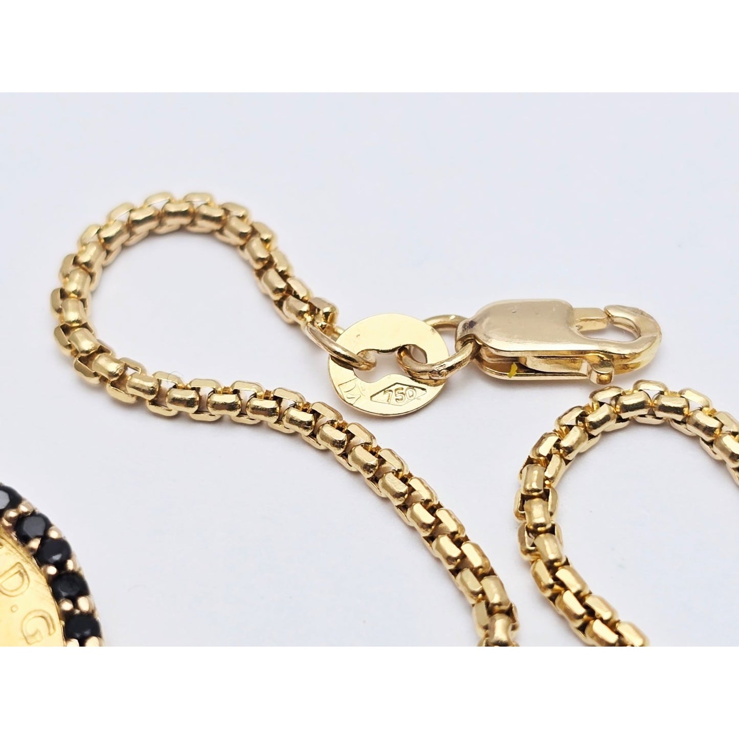 18K Yellow Gold Rounded Box Link Chain Necklace 22K Sovereign Gold Charm Pendant