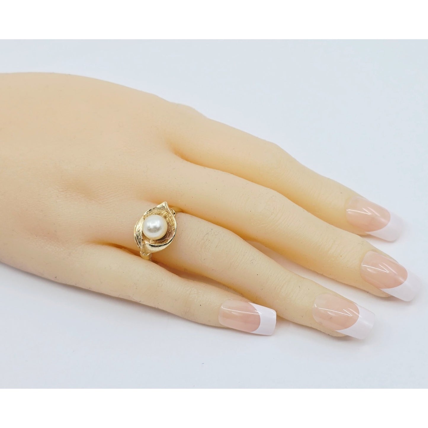 14K Yellow Gold Pearl Flower Shaped Ring