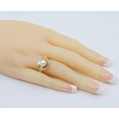 14K Yellow Gold Pearl Flower Shaped Ring