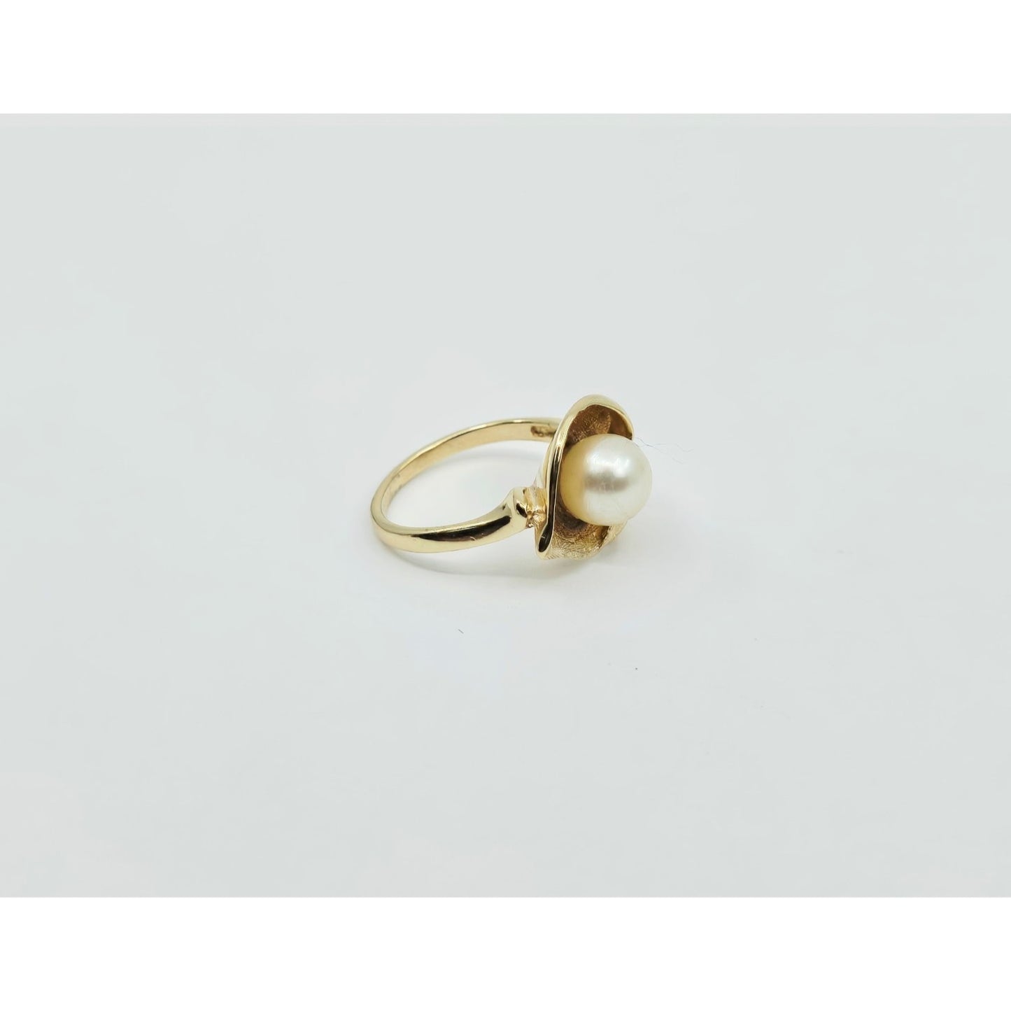 14K Yellow Gold Pearl Flower Shaped Ring