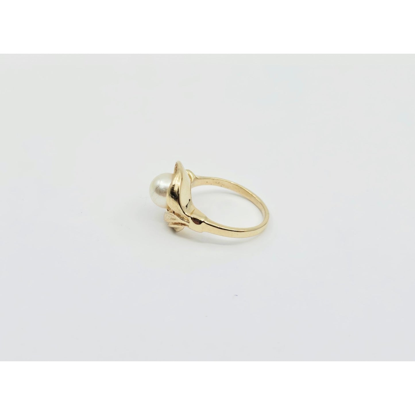 14K Yellow Gold Pearl Flower Shaped Ring