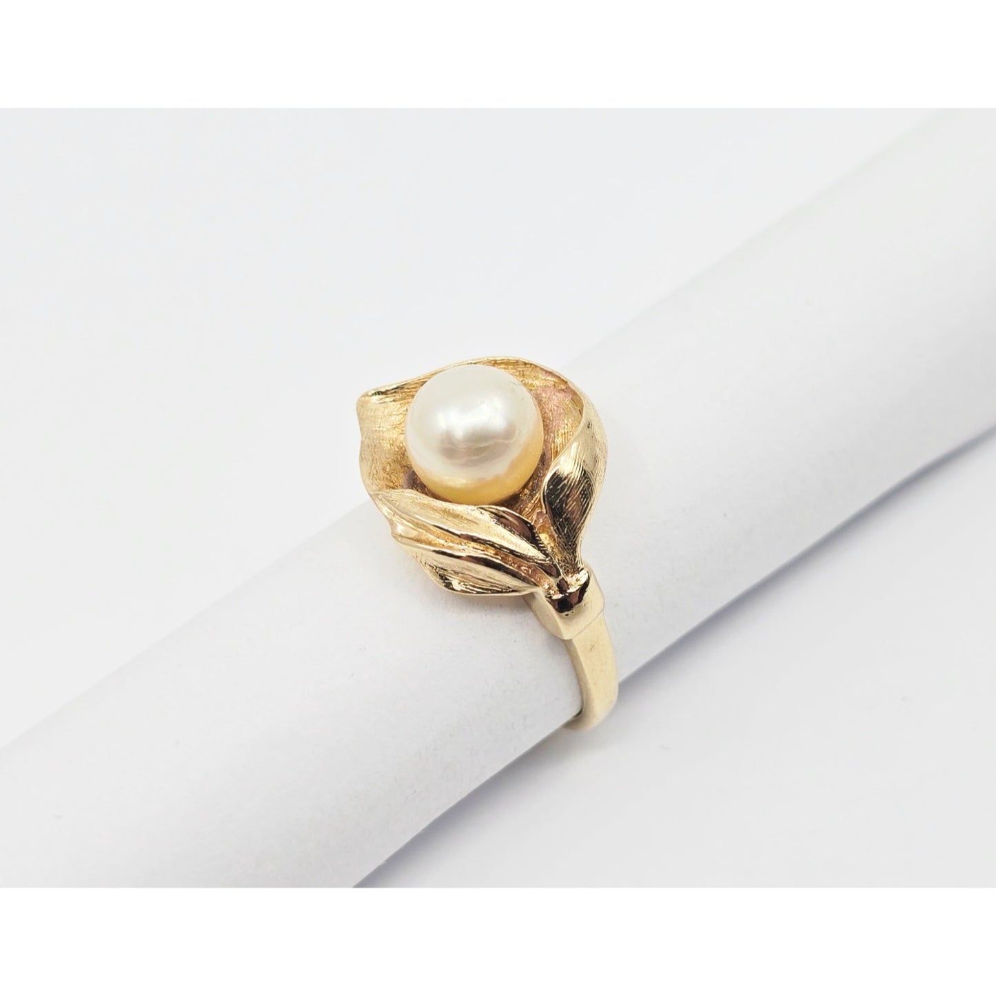 14K Yellow Gold Pearl Flower Shaped Ring