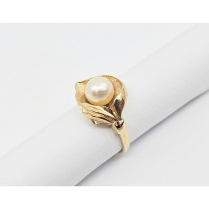 14K Yellow Gold Pearl Flower Shaped Ring
