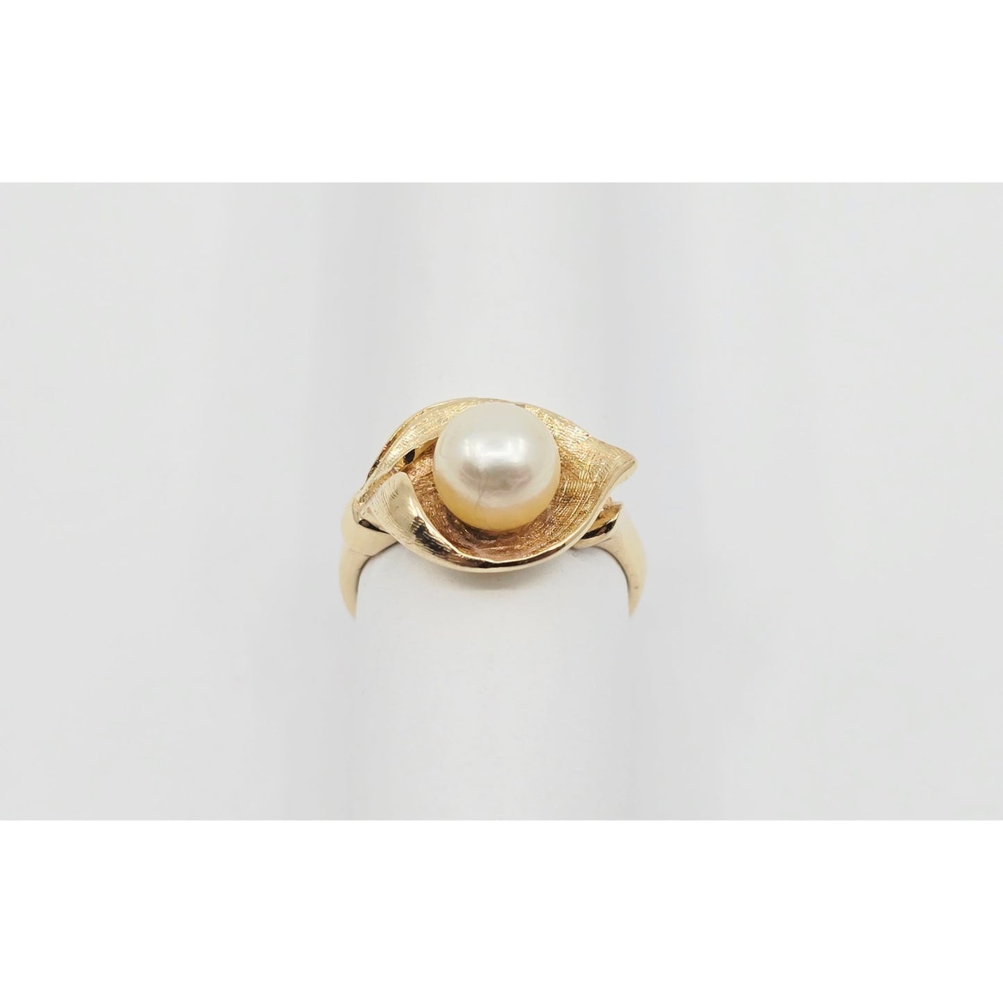 14K Yellow Gold Pearl Flower Shaped Ring