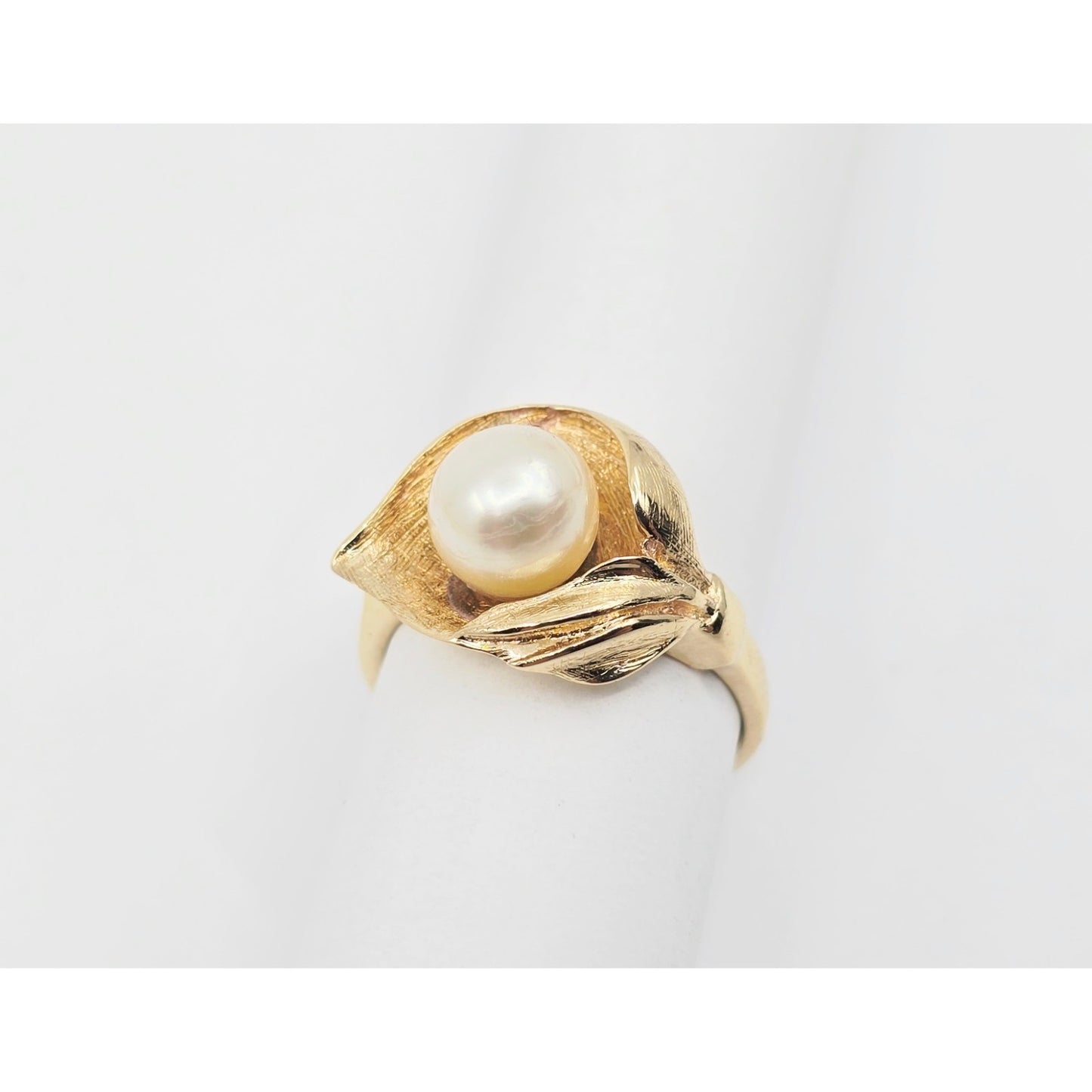 14K Yellow Gold Pearl Flower Shaped Ring