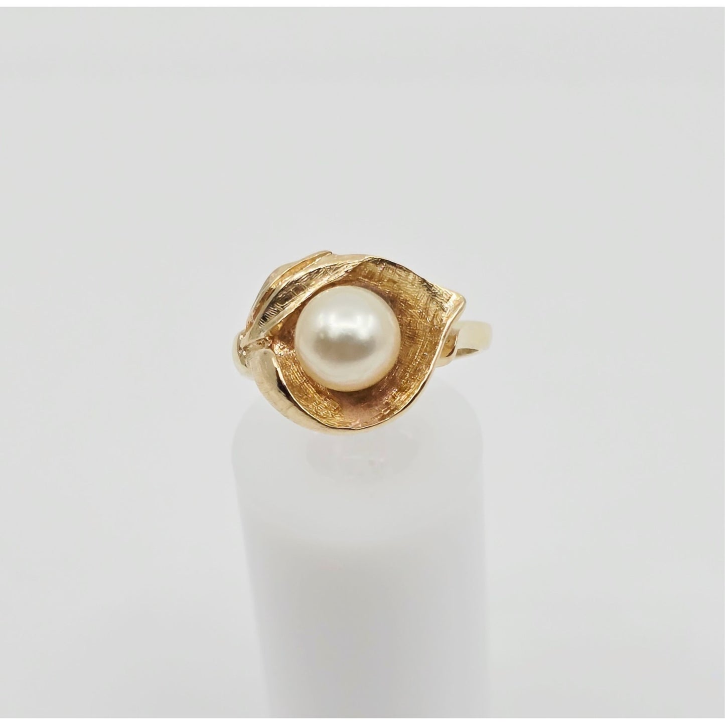 14K Yellow Gold Pearl Flower Shaped Ring