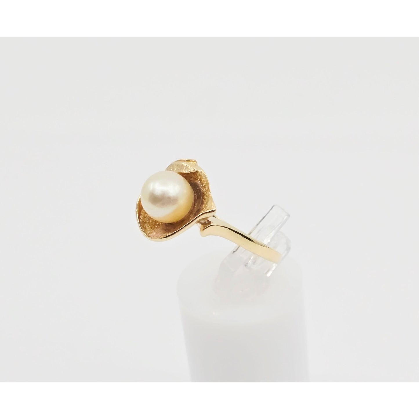 14K Yellow Gold Pearl Flower Shaped Ring
