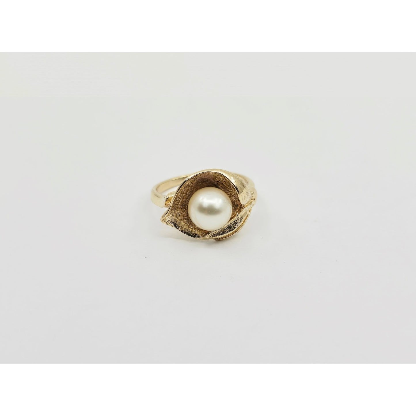 14K Yellow Gold Pearl Flower Shaped Ring