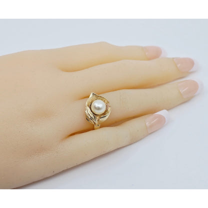 14K Yellow Gold Pearl Flower Shaped Ring