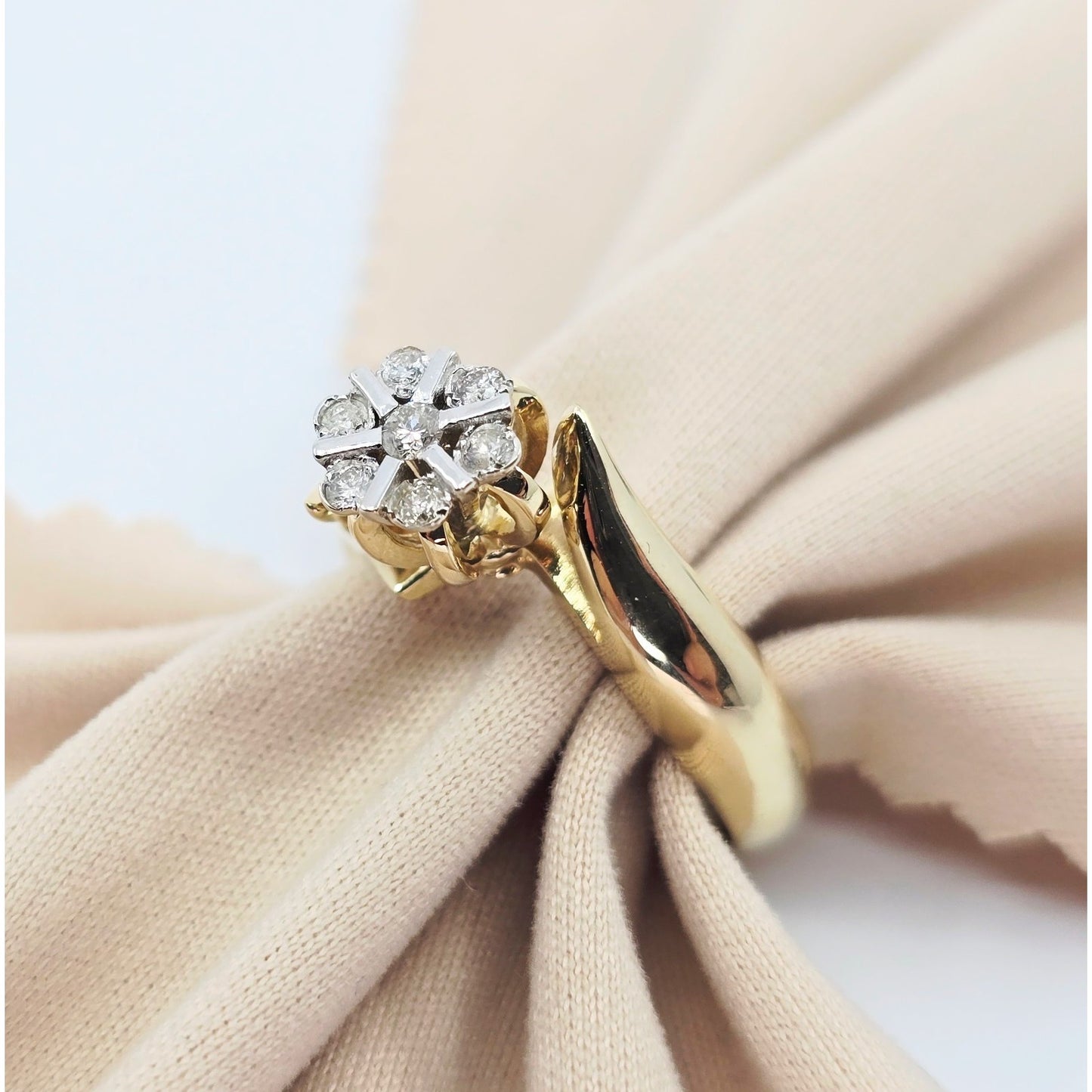 14K Two Tone Gold Round Shaped Diamond Ring