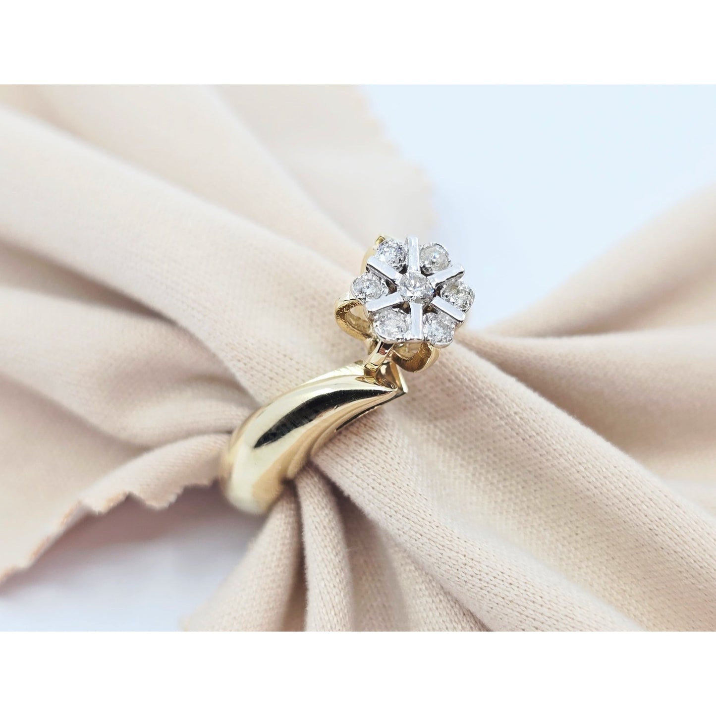 14K Two Tone Gold Round Shaped Diamond Ring