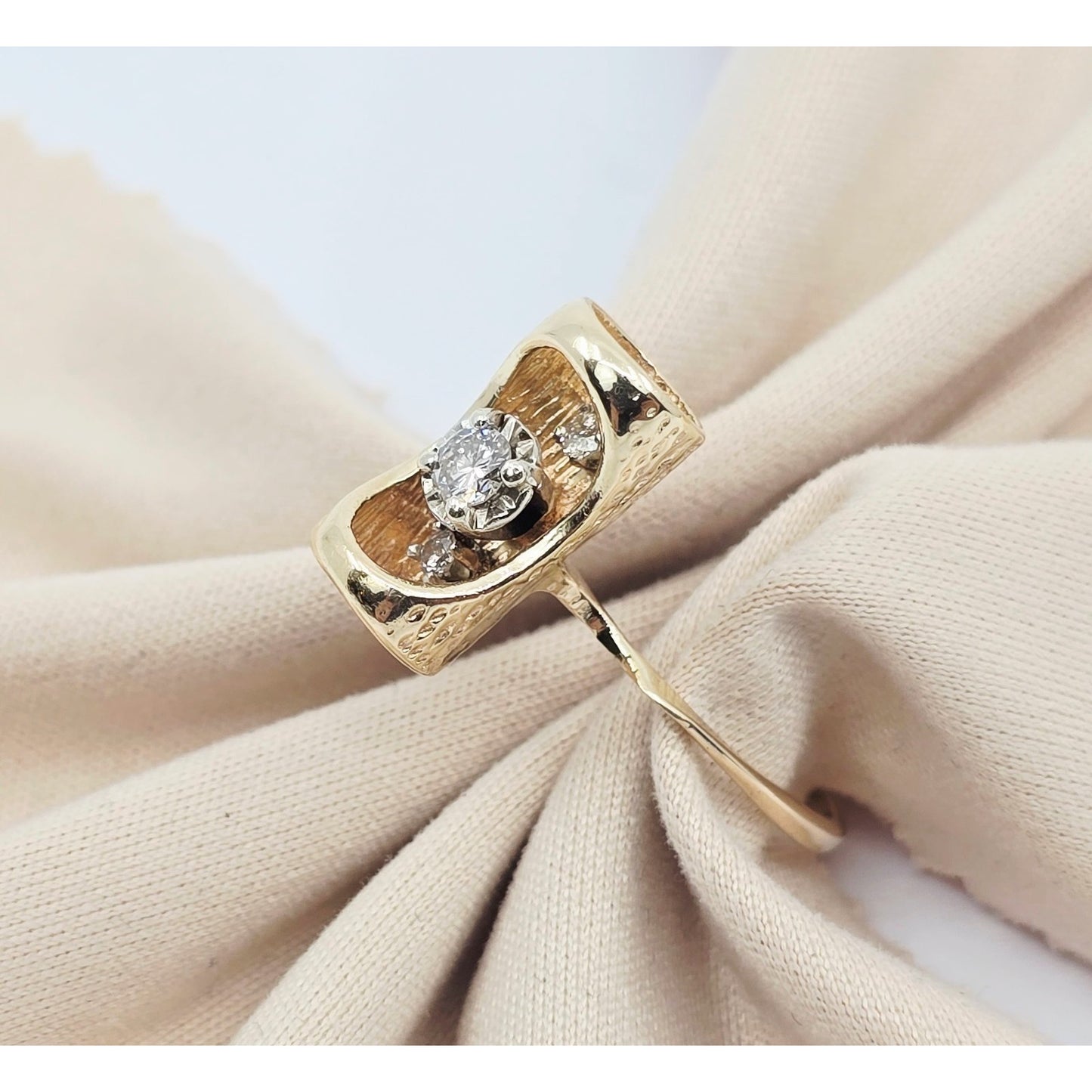 14K Yellow Gold Tube Bark Wood 3 Stone Diamond Ring
