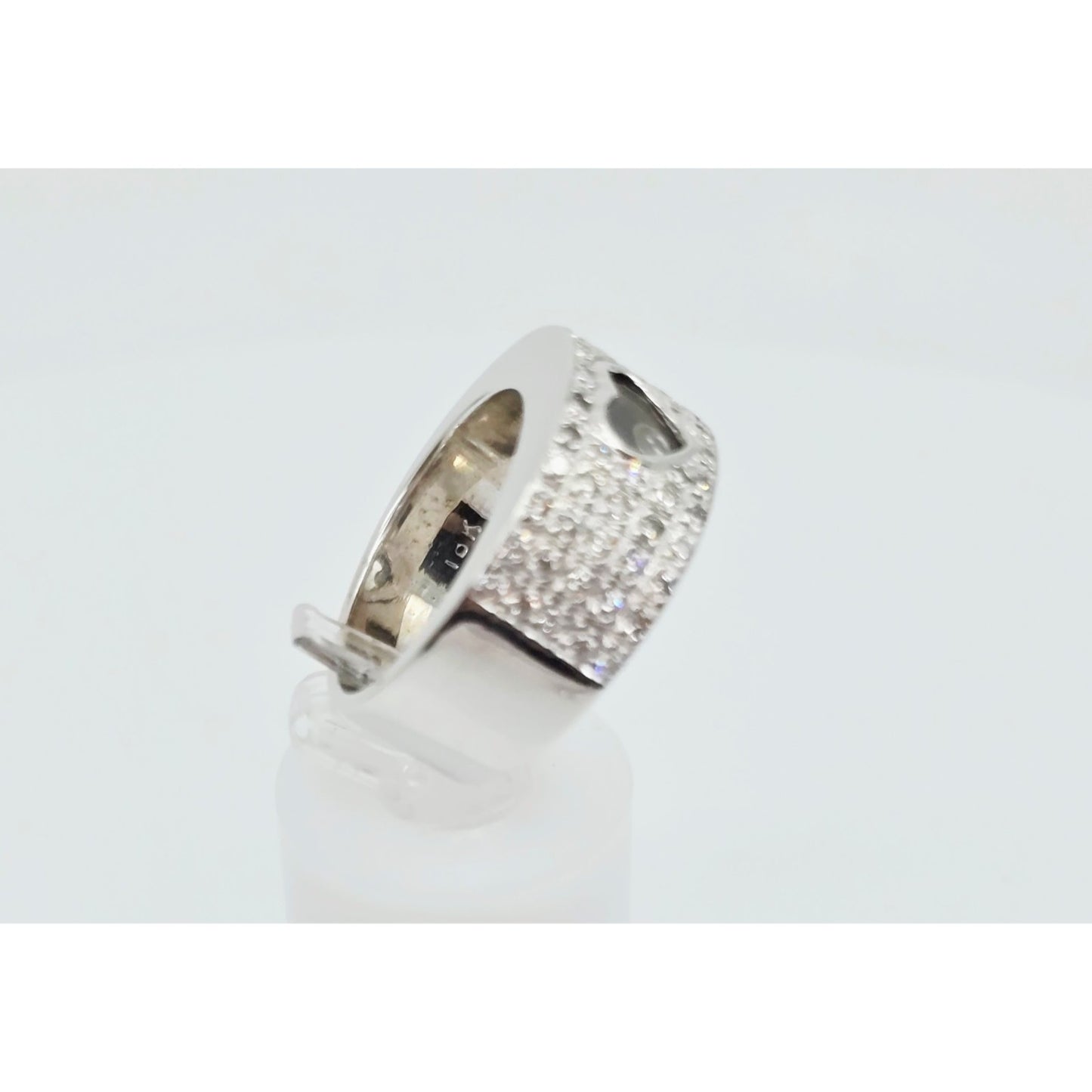 18K White Gold Round Cut Diamond Wide Band Heart Motion Ring