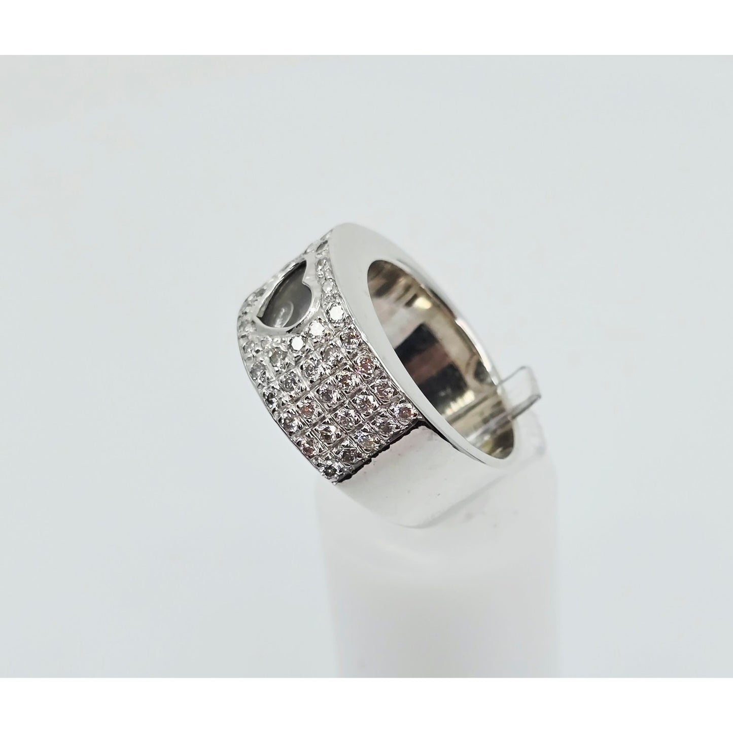 18K White Gold Round Cut Diamond Wide Band Heart Motion Ring