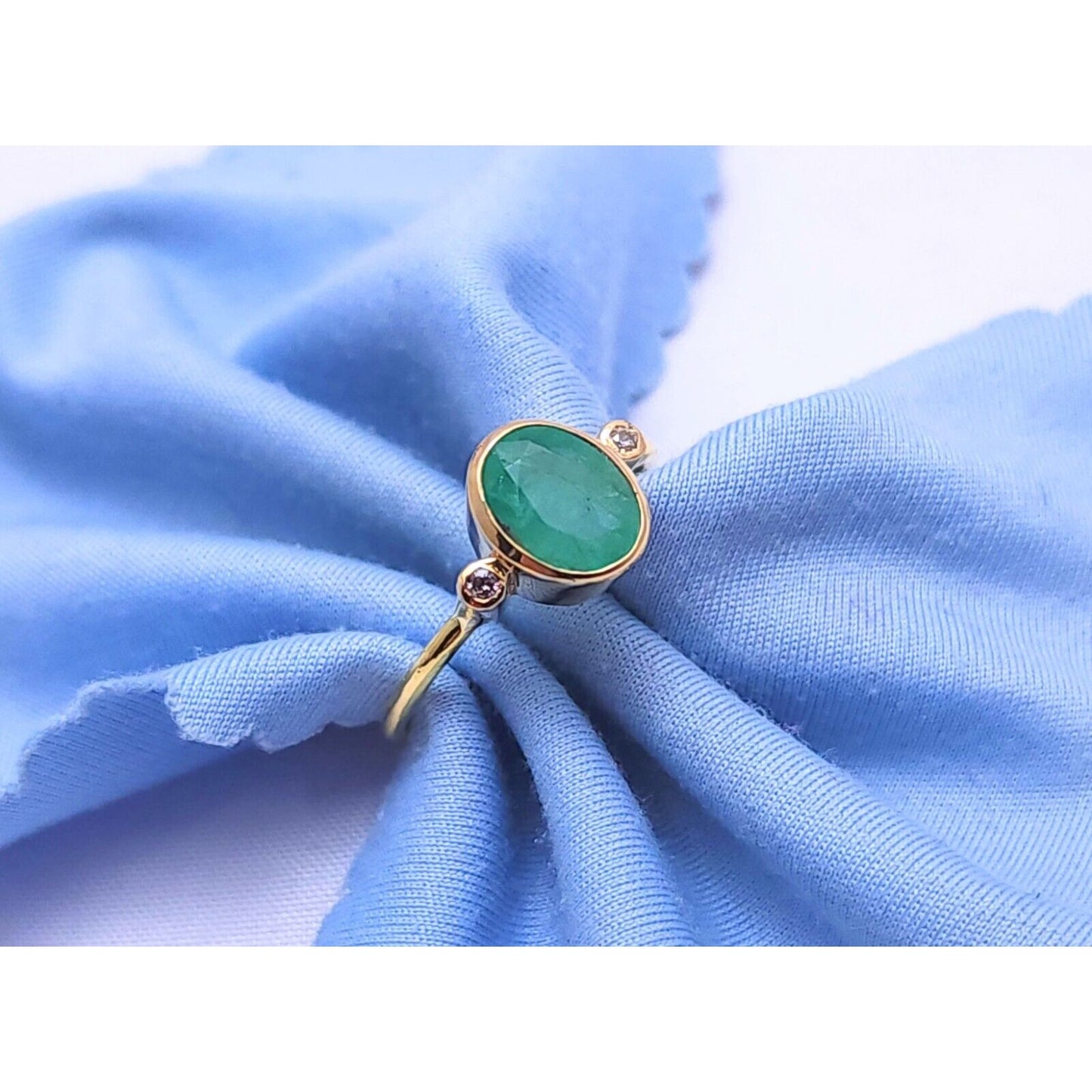 18K Yellow Gold Emerald & Round Cut Diamond Ring