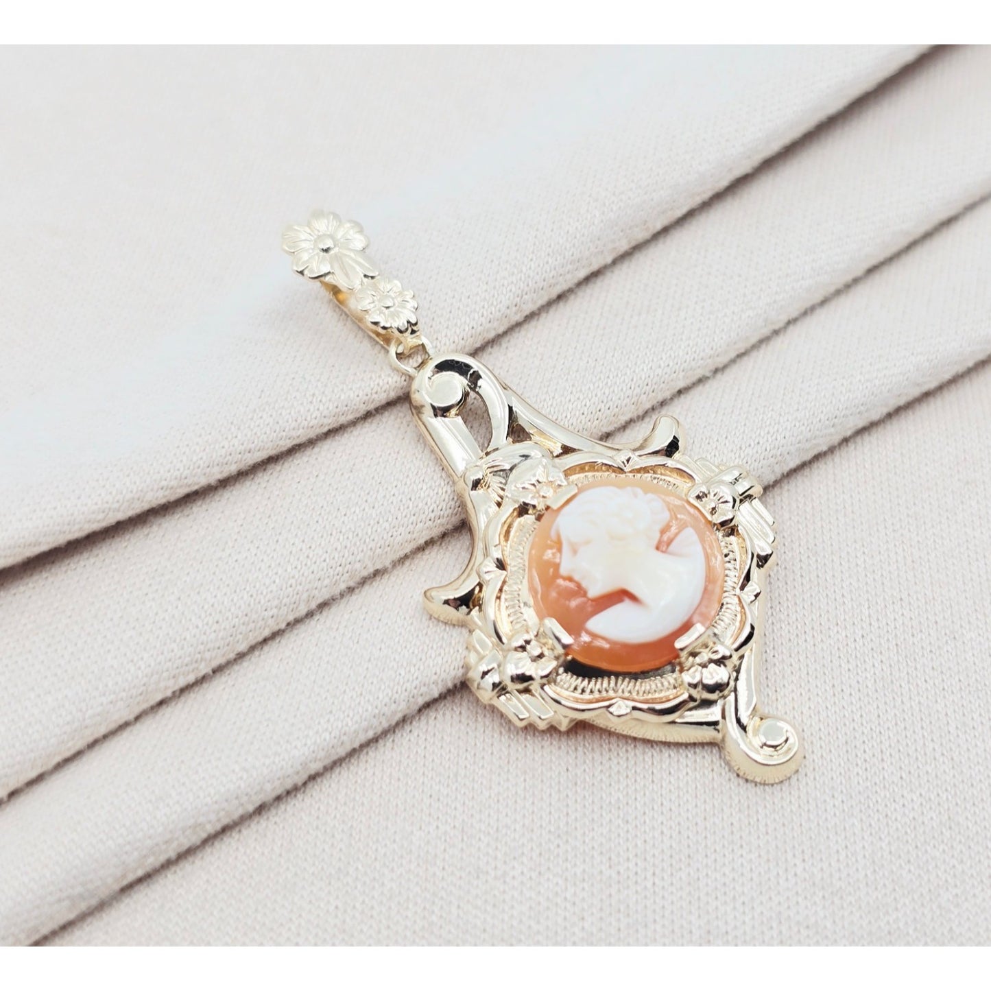 10K Yellow Gold Cameo Dangle Drop Charm Pendant