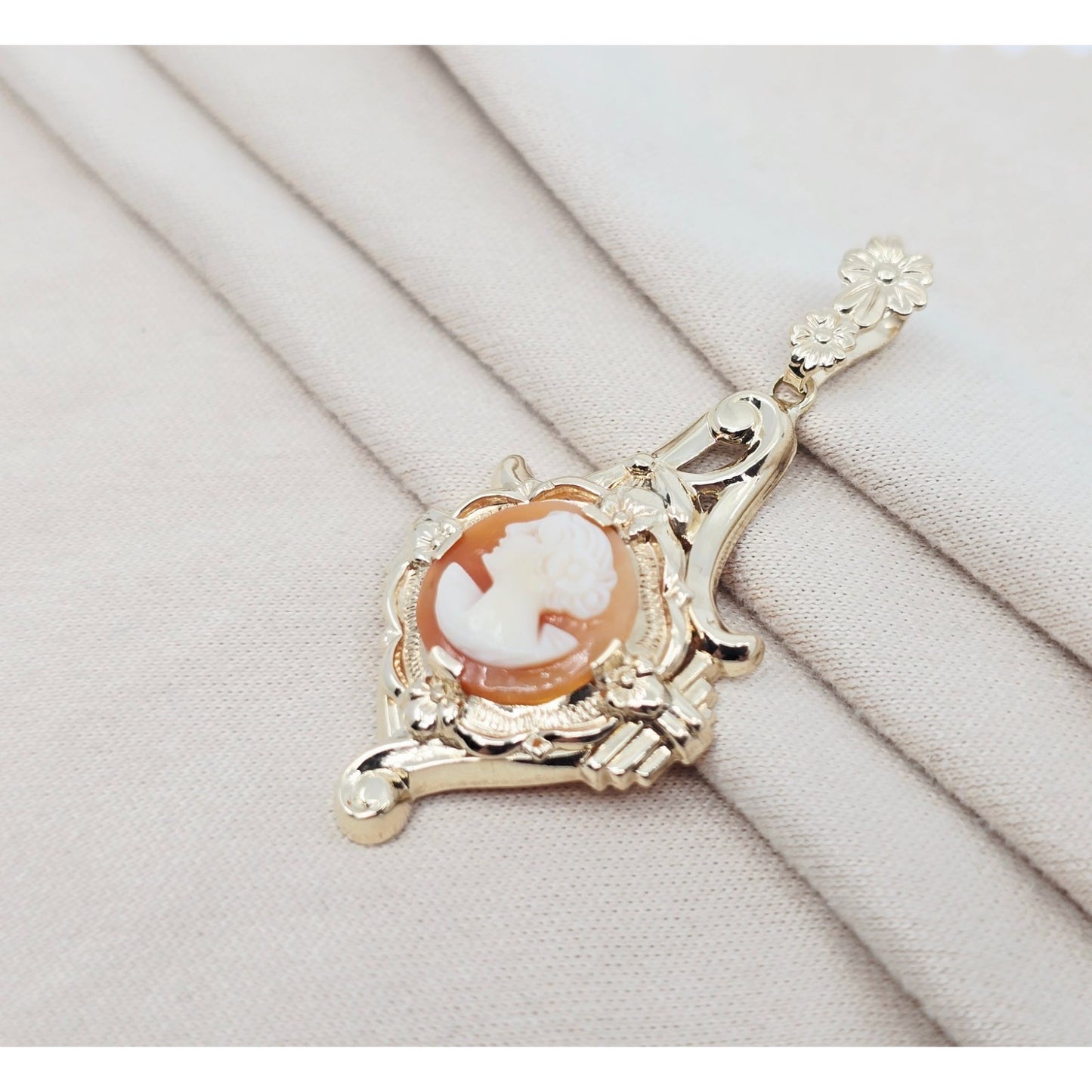 10K Yellow Gold Cameo Dangle Drop Charm Pendant