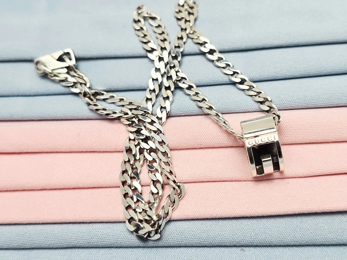 Gucci G Cut Out Round Circle Sterling Silver Charm Pendant Curb Chain Necklace