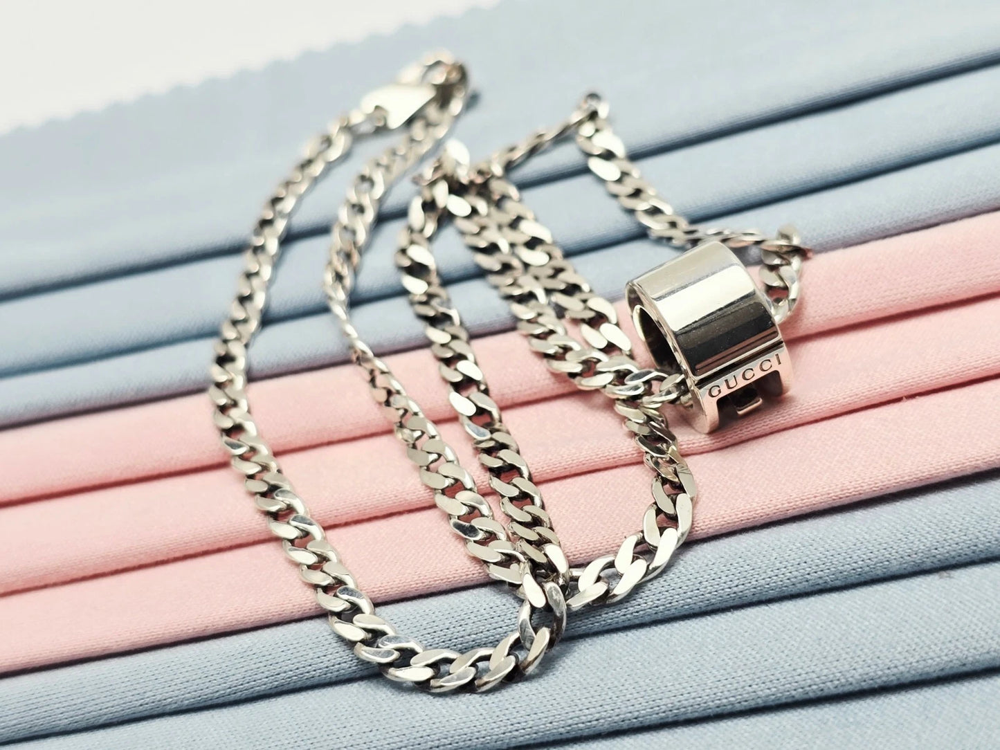 Gucci G Cut Out Round Circle Sterling Silver Charm Pendant Curb Chain Necklace